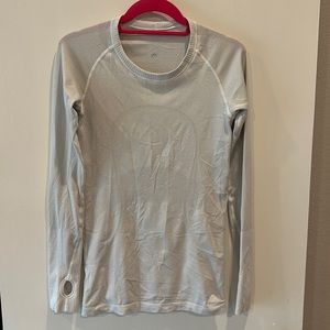 Lulu size 6 white long sleeve fitted shirt with thumb hole